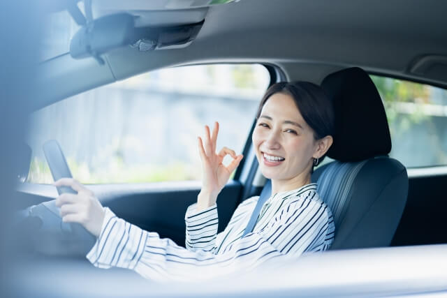 車に乗っている女性